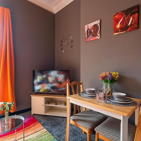 Art-Filled Bohemian 1 Bedroom Apt 2 Beds Colourful Praise Inn Apartment Kingston upon Hull Exterior foto
